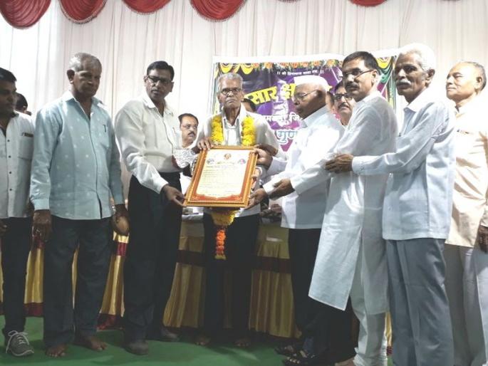 Samaj Bhushan Award for the award of awards to the state awardee S. D. Vyavasar | राज्य पुरस्कार प्राप्त शिक्षक स.ध.भावसार यांना समाजभूषण पुरस्कार