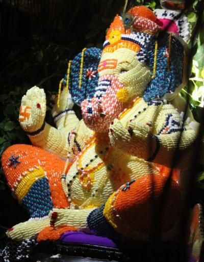 The statue of Ganesha originated from 10 thousand capsules in Parola | पारोळा येथे १० हजार कॅप्सूलपासून साकारली गणेशाची मूर्ती The statue of Ganesha originated from 10 thousand capsules in Parola | पारोळा येथे १० हजार कॅप्सूलपासून साकारली गणेशाची मूर्ती