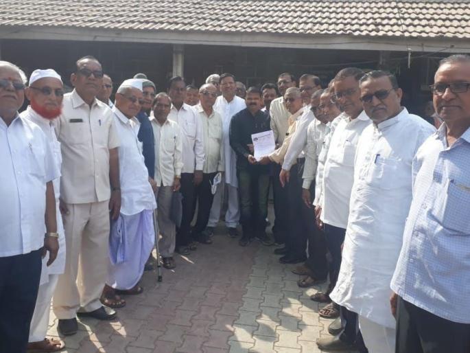 Chhopada strikes the Tehsildar of senior citizens | चोपडा येथे ज्येष्ठ नागरिकांची तहसीलवर धडक Chhopada strikes the Tehsildar of senior citizens | चोपडा येथे ज्येष्ठ नागरिकांची तहसीलवर धडक