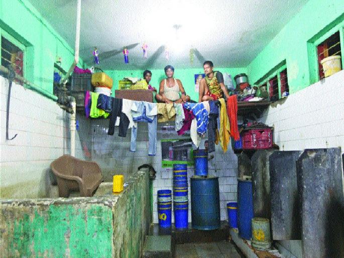 serious reality in APMC | फळ मार्केट परप्रांतीयांना आंदण, एपीएमसीमधील गंभीर वास्तव serious reality in APMC | फळ मार्केट परप्रांतीयांना आंदण, एपीएमसीमधील गंभीर वास्तव