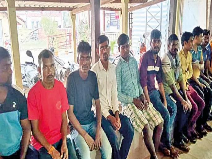 Increase in crime among Bhaiyya sand workers living along the Tondavali | Sindhudurg: भैय्या कामगारांच्या गुन्हेगारी उपद्रवाला आळा घाला!, ग्रामस्थांकडून मागणी