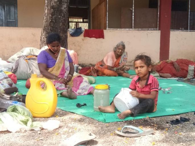 Lockdown: Sixty labours from other stay in municipal shelters | लॉकडाउन : साठ परप्रांतीय मनपाच्या निवाऱ्यात आश्रयाला Lockdown: Sixty labours from other stay in municipal shelters | लॉकडाउन : साठ परप्रांतीय मनपाच्या निवाऱ्यात आश्रयाला