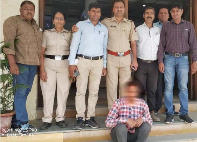 The accused on parole escaped for 12 years arrested | १२ वर्षांपासून पॅरोलवर फरार असलेला आरोपी अटकेत The accused on parole escaped for 12 years arrested | १२ वर्षांपासून पॅरोलवर फरार असलेला आरोपी अटकेत