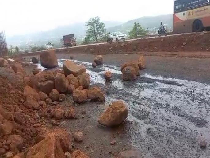 A crack fell again in Parashuram Ghat | Ratnagiri News: परशुराम घाटात पुन्हा दरड कोसळली, मात्र वाहतूक सुरळीतच A crack fell again in Parashuram Ghat | Ratnagiri News: परशुराम घाटात पुन्हा दरड कोसळली, मात्र वाहतूक सुरळीतच