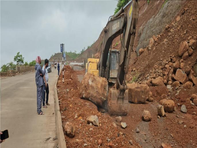 Parashuram Ghat landslides, local villagers panic | परशुराम घाटात दरड कोसळली, स्थानिक ग्रामस्थ भयभीत Parashuram Ghat landslides, local villagers panic | परशुराम घाटात दरड कोसळली, स्थानिक ग्रामस्थ भयभीत