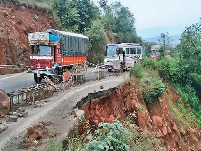 Evacuation notices to 22 families in Parashuram Ghat | Ratnagiri: परशुराम घाटातील २२ कुटुंबांना स्थलांतराच्या नोटीस Evacuation notices to 22 families in Parashuram Ghat | Ratnagiri: परशुराम घाटातील २२ कुटुंबांना स्थलांतराच्या नोटीस