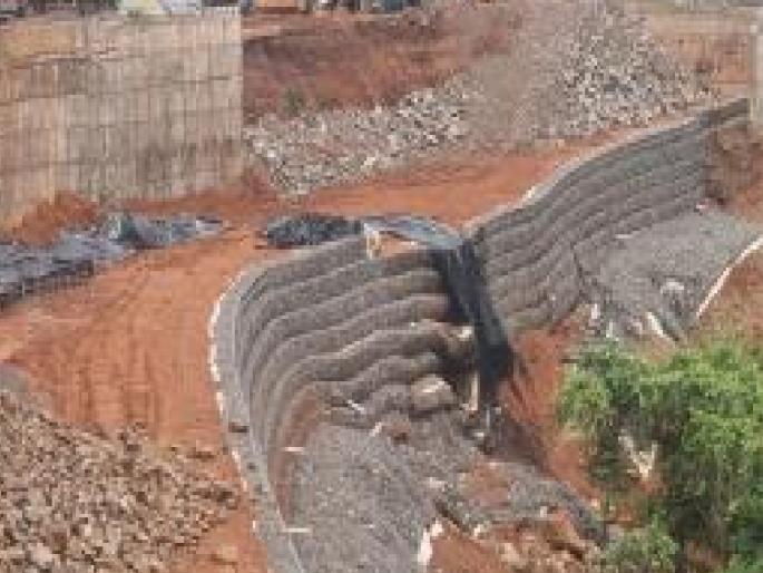 A gaping hole in the gabion wall at Parshuram Ghat, Swamp due to soil from the fill entering the settlement | Ratnagiri: परशुराम घाटातील गॅबियन वाॅलला भगदाड, भरावाची माती भर वस्तीत गेल्याने दलदल