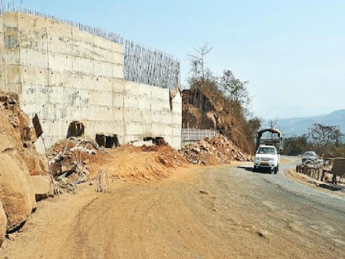 There is no consideration of earthquake prone area in Parashuram Ghat four tiering | Ratnagiri: परशुराम घाट चौपदरीकरणात भूकंपप्रवण क्षेत्राचा विचारच नाही, दरडी कोसळल्यानंतर आता अभ्यास सुरू There is no consideration of earthquake prone area in Parashuram Ghat four tiering | Ratnagiri: परशुराम घाट चौपदरीकरणात भूकंपप्रवण क्षेत्राचा विचारच नाही, दरडी कोसळल्यानंतर आता अभ्यास सुरू