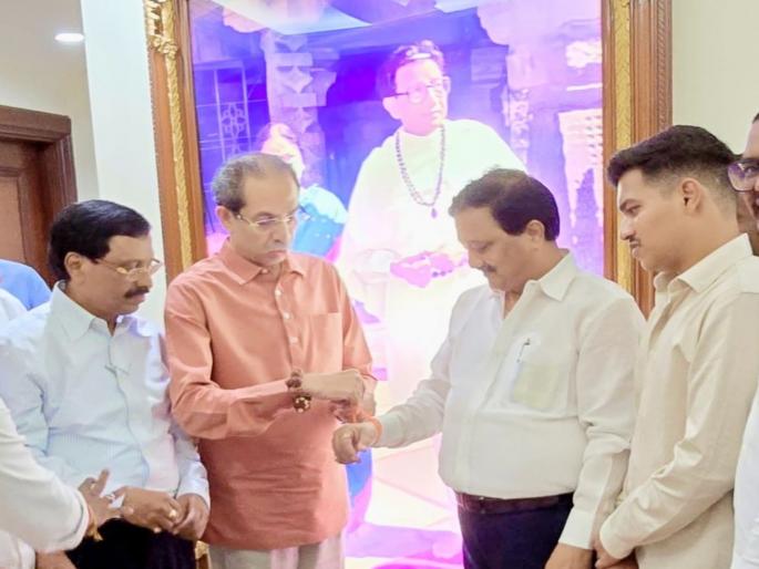 Maharashtra Assembly Election 2024: Parashuram Uparkar, a Shiv Sainik who once challenged Rane in the Thackeray faction, took up the Shiv Bandhan.  | एकेकाळी राणेंना आव्हान देणारा शिवसैनिक ठाकरे गटात, परशुराम उपरकर यांनी हाती बांधलं शिवबंधन  Maharashtra Assembly Election 2024: Parashuram Uparkar, a Shiv Sainik who once challenged Rane in the Thackeray faction, took up the Shiv Bandhan.  | एकेकाळी राणेंना आव्हान देणारा शिवसैनिक ठाकरे गटात, परशुराम उपरकर यांनी हाती बांधलं शिवबंधन