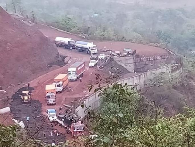 Roads filled with mud due to rain, traffic in Parashuram Ghat blocked | Ratnagiri: पावसामुळे मातीचा भराव रस्त्यावर, परशुराम घाटातील वाहतूक बंद; वाहनांच्या लांबच लांब रांगा Roads filled with mud due to rain, traffic in Parashuram Ghat blocked | Ratnagiri: पावसामुळे मातीचा भराव रस्त्यावर, परशुराम घाटातील वाहतूक बंद; वाहनांच्या लांबच लांब रांगा