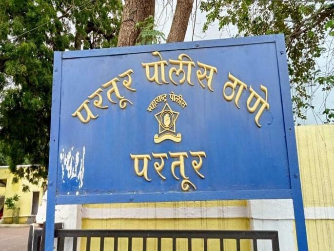 The accused reached the police station with an axe after WIfe Murder at partur jalna | कुऱ्हाड घेऊन आरोपी पोलीस ठाण्यात पोहचला; गुन्हा कबुल करताना पोलीसही हादरले The accused reached the police station with an axe after WIfe Murder at partur jalna | कुऱ्हाड घेऊन आरोपी पोलीस ठाण्यात पोहचला; गुन्हा कबुल करताना पोलीसही हादरले