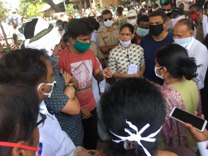 Citizens on the street against the containment zone in Parvati Nagar, Nagpur | नागपूरच्या पार्वतीनगरात कन्टेन्मेंट झोन विरोधात नागरिक रस्त्यावर Citizens on the street against the containment zone in Parvati Nagar, Nagpur | नागपूरच्या पार्वतीनगरात कन्टेन्मेंट झोन विरोधात नागरिक रस्त्यावर