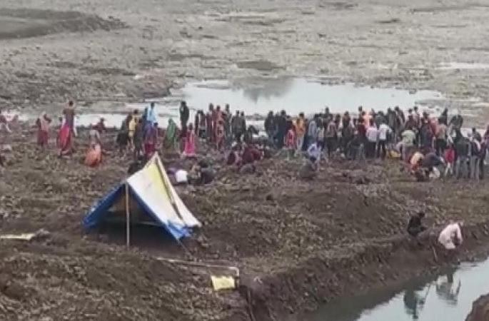 The villagers are looking for gold and silver coins in this parvati river in madhya pradesh | 'या' नदीत सोन्या-चांदीची नाणी शोधतायेत गावकरी The villagers are looking for gold and silver coins in this parvati river in madhya pradesh | 'या' नदीत सोन्या-चांदीची नाणी शोधतायेत गावकरी