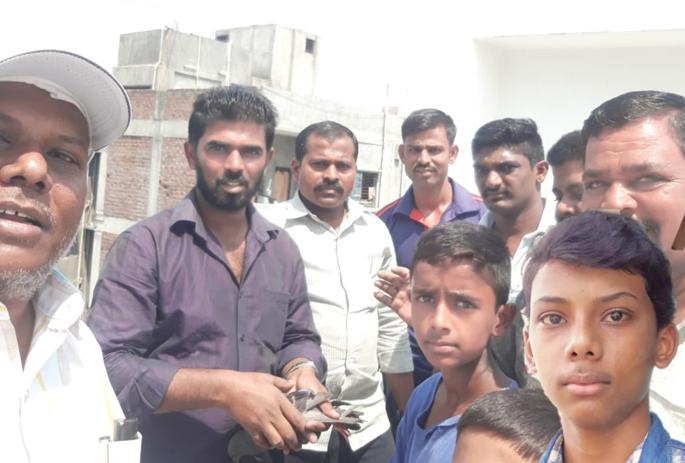 A seventy-five-feet high pigeon pigeon was made free with the help of firefighters! | सत्तर फूट उंचीवर मांजात फसलेल्या पारव्याला अग्निशामक जवानांच्या मदतीने केले मुक्त ! A seventy-five-feet high pigeon pigeon was made free with the help of firefighters! | सत्तर फूट उंचीवर मांजात फसलेल्या पारव्याला अग्निशामक जवानांच्या मदतीने केले मुक्त !