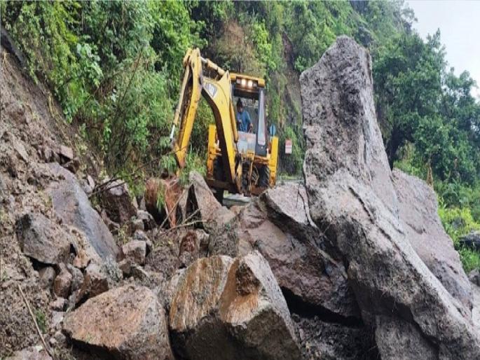 landslides collapsed in Pasarni ghat satara district, traffic jam | सातारा: पसरणी घाटात दरड कोसळली, वाहतूक काही काळ ठप्प landslides collapsed in Pasarni ghat satara district, traffic jam | सातारा: पसरणी घाटात दरड कोसळली, वाहतूक काही काळ ठप्प