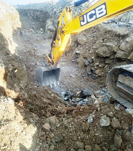 The stone is being torn to bring water into the 'ekrukh' | ‘एकरूख’मध्ये पाणी आणण्यासाठी फोडला जातोय पाषाण