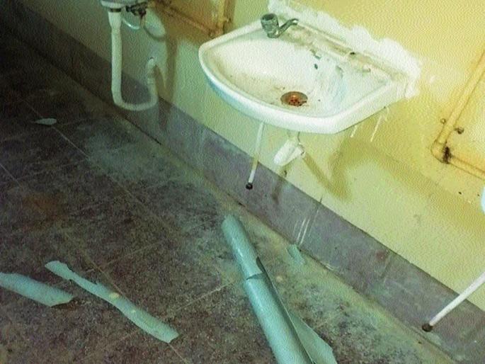 Students in the Khutal Ashramshala have to make bathing in the passage | खुटल आश्रमशाळेत विद्यार्थिनींना करावी लागते पॅसेजमध्ये आंघोळ Students in the Khutal Ashramshala have to make bathing in the passage | खुटल आश्रमशाळेत विद्यार्थिनींना करावी लागते पॅसेजमध्ये आंघोळ