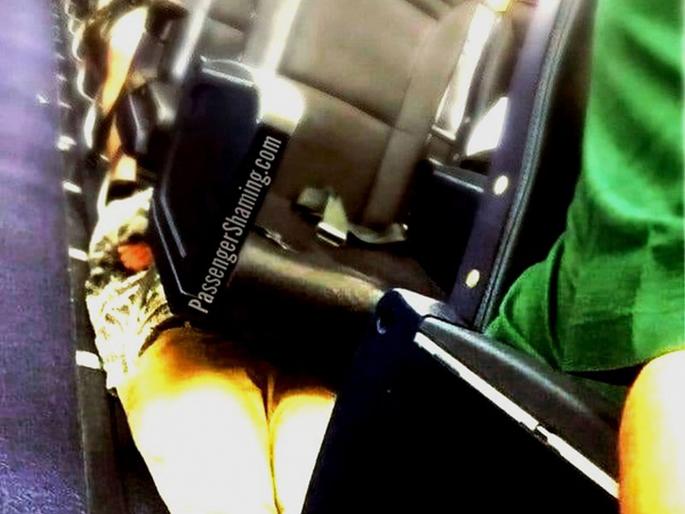 Passenger lying below plane seats divides internet viral photo | विमानात 'त्याने' केला असाकाही कारनामा; लोक म्हणाले, अखेर हे झालं कसं काय? Passenger lying below plane seats divides internet viral photo | विमानात 'त्याने' केला असाकाही कारनामा; लोक म्हणाले, अखेर हे झालं कसं काय?