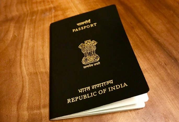 man had ordered a passport cover from amazon then you can not imagine what you got | Amazon वरून एका व्यक्तीनं मागवलं Passport कव्हर; आत जे काही होतं ते पाहून तुम्हालाही बसेल धक्का man had ordered a passport cover from amazon then you can not imagine what you got | Amazon वरून एका व्यक्तीनं मागवलं Passport कव्हर; आत जे काही होतं ते पाहून तुम्हालाही बसेल धक्का
