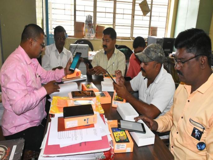 The time required for the passport identity verification will be done, the police team in Nandurbar will be 'Hi-tech' | पासपोर्टच्या ओळख पडताळणीसाठी लागणारा वेळ होणार कमी, नंदुरबारातील पोलीस दल होतय ‘हायटेक’ The time required for the passport identity verification will be done, the police team in Nandurbar will be 'Hi-tech' | पासपोर्टच्या ओळख पडताळणीसाठी लागणारा वेळ होणार कमी, नंदुरबारातील पोलीस दल होतय ‘हायटेक’