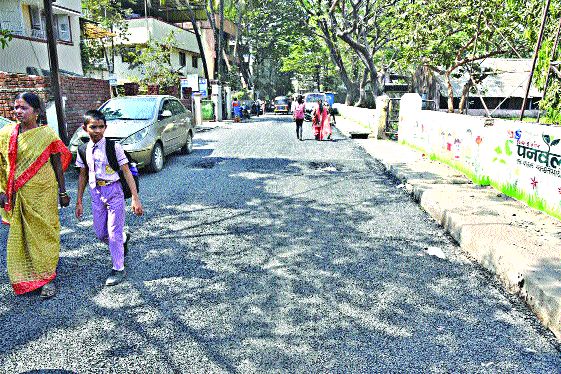 Use of plastic bags in barbed wire in Panvel, Municipal use: 90% asphalt and 10% plastic | पनवेलमध्ये डांबरीकरणात प्लास्टिक पिशव्यांचा वापर , महापालिकेचा प्रयोग : ९० टक्के डांबर व १० टक्के प्लास्टिक Use of plastic bags in barbed wire in Panvel, Municipal use: 90% asphalt and 10% plastic | पनवेलमध्ये डांबरीकरणात प्लास्टिक पिशव्यांचा वापर , महापालिकेचा प्रयोग : ९० टक्के डांबर व १० टक्के प्लास्टिक