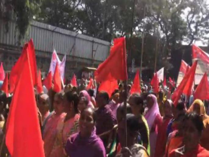 oppose rent charge; hawkers agitation at Pune Municipal Corporation | भाडेआकारणीला विरोध; पथारी व्यावसायिकांचा पुणे महापालिकेवर धडक मोर्चा oppose rent charge; hawkers agitation at Pune Municipal Corporation | भाडेआकारणीला विरोध; पथारी व्यावसायिकांचा पुणे महापालिकेवर धडक मोर्चा