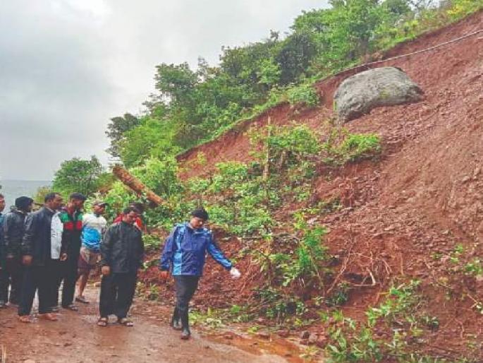 When will the villagers of Sawarwadi in Patan taluka be rehabilitated? | सातारा: सलग नऊ वर्षे भूस्खलन होणाऱ्या सवारवाडीचे पुनर्वसन कधी? पावसाळा आला की भरतेय धडकी When will the villagers of Sawarwadi in Patan taluka be rehabilitated? | सातारा: सलग नऊ वर्षे भूस्खलन होणाऱ्या सवारवाडीचे पुनर्वसन कधी? पावसाळा आला की भरतेय धडकी