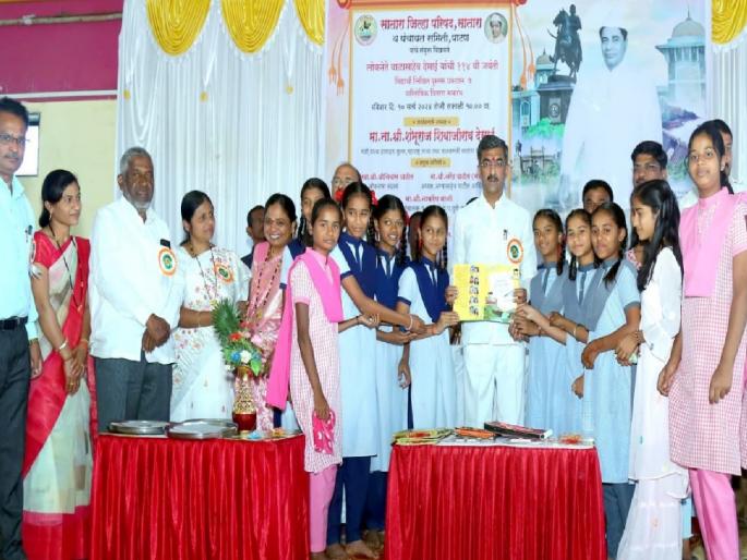Students of Mulgaon Primary School in Patan Taluka wrote the book, Released by Minister Shambhuraj Desai | Satara: गृहपाठ करता करता 'त्या' चिमुकल्यांनी लिहिलं पुस्तक, थेट मंत्र्यांच्या हस्ते झालं प्रकाशन