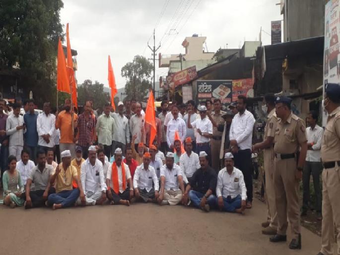 Jalana lathi charge protest: Maratha Kranti Morcha blocks Karad-Chipulun highway Patan in Satara district | जालन्यातील लाठीचार्जचा निषेध: पाटणमधे कराड-चिपळूण महामार्ग रोखला Jalana lathi charge protest: Maratha Kranti Morcha blocks Karad-Chipulun highway Patan in Satara district | जालन्यातील लाठीचार्जचा निषेध: पाटणमधे कराड-चिपळूण महामार्ग रोखला