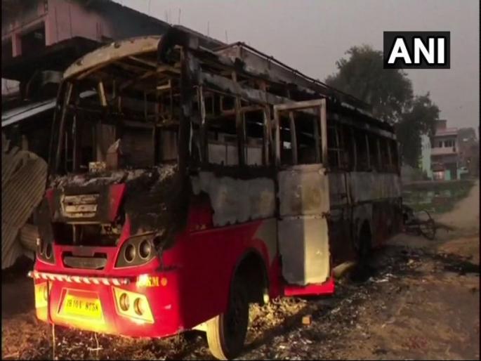 massive naxali attack in bihar aurangabad buses set to fire | बिहारमध्ये नक्षलवाद्यांचा धुमाकूळ; 10 वाहनांची जाळपोळ, एकाचा मृत्यू massive naxali attack in bihar aurangabad buses set to fire | बिहारमध्ये नक्षलवाद्यांचा धुमाकूळ; 10 वाहनांची जाळपोळ, एकाचा मृत्यू
