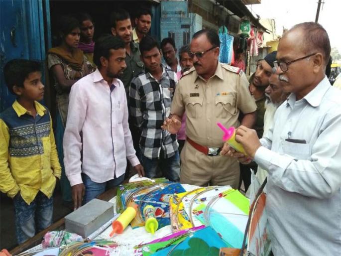 Checkup of Manja Vendor's shops in Poulod | तळोद्यात मांजा विक्रेत्यांच्या दुकानांची झाली तपासणी Checkup of Manja Vendor's shops in Poulod | तळोद्यात मांजा विक्रेत्यांच्या दुकानांची झाली तपासणी