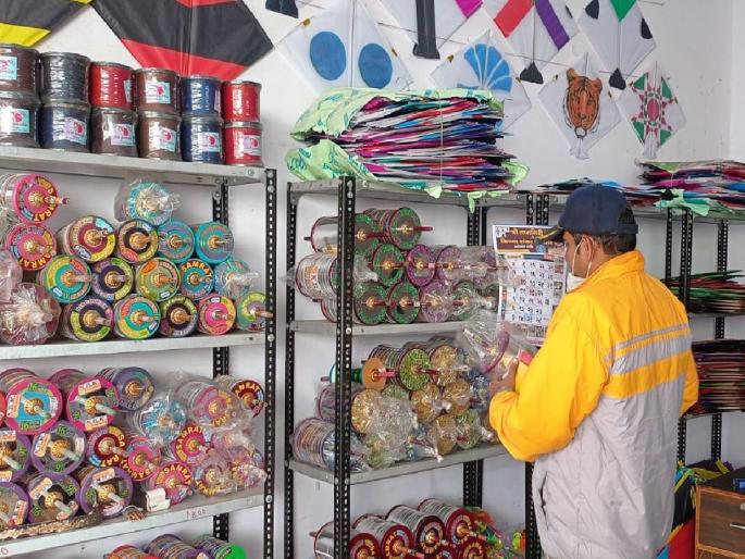 beware, use or sell of banned nylon manja could send you jail | खबरदार! नायलॉन मांजा विकाल, वापराल तर थेट गुन्हेच नोंदविणार beware, use or sell of banned nylon manja could send you jail | खबरदार! नायलॉन मांजा विकाल, वापराल तर थेट गुन्हेच नोंदविणार