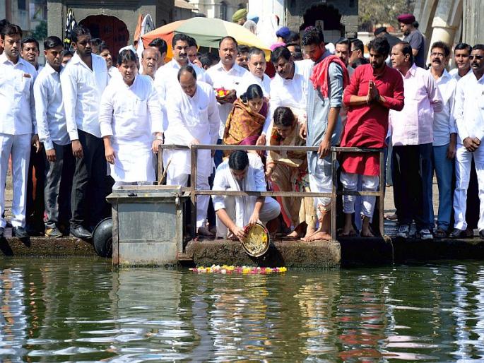 nashik,Ex-minister,Patangrao,Kadam's,bone,Ramkunda | माजी मंत्री पतंगराव कदम यांच्या अस्थिंचे रामकुंडात विसर्जन