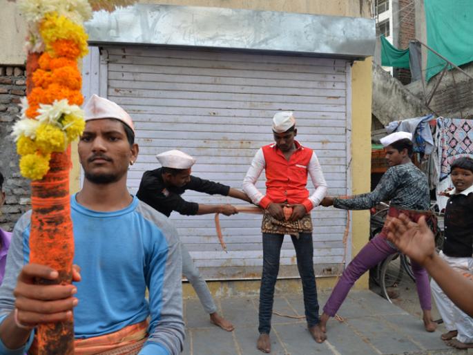 Solapur Siddheshwar Yatra; The seven hundred grams of cotton booth gets 35 feet, 125 kg weightless bird | सोलापूर सिध्देश्वर यात्रा ; कमरेला बांधलेला सातशे ग्रॅम सुताचा पटवडा पेलतो ३५ फुटी, १२५ किलो वजनी नंदीध्वज