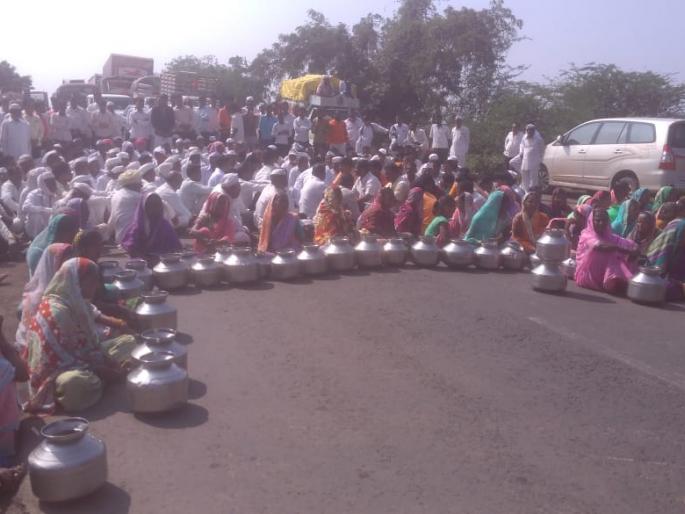 Rataroko in Pategaon demand for water | पाण्याच्या मागणीसाठी पाटेगावमध्ये रास्तारोको Rataroko in Pategaon demand for water | पाण्याच्या मागणीसाठी पाटेगावमध्ये रास्तारोको