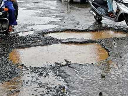 Only 140 complaints of potholes | खड्ड्यांच्या केवळ १४० तक्रारी Only 140 complaints of potholes | खड्ड्यांच्या केवळ १४० तक्रारी