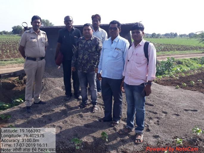 The sand mafia problem has increased; The tractor in the possession of the revenue team was forcibly run out | वाळू माफियांची मुजोरी वाढली; महसूल पथकाच्या ताब्यातील ट्रॅक्टर जबरदस्तीने पळवला The sand mafia problem has increased; The tractor in the possession of the revenue team was forcibly run out | वाळू माफियांची मुजोरी वाढली; महसूल पथकाच्या ताब्यातील ट्रॅक्टर जबरदस्तीने पळवला