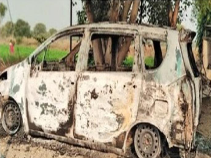 Shocking 5 men set car on fire after abusing women in pathardi | धक्कादायक! ५ जणांनी महिलांना शिवीगाळ करत पेटवली कार; घटनेनं खळबळ Shocking 5 men set car on fire after abusing women in pathardi | धक्कादायक! ५ जणांनी महिलांना शिवीगाळ करत पेटवली कार; घटनेनं खळबळ
