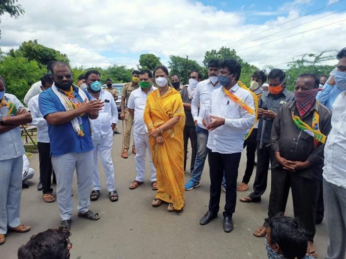 A case has been registered against 33 activists who staged a protest at MLA Rajale's house | आमदार राजळे यांच्या घरावर मोर्चा काढणा-या ३३ कार्यकर्त्यांवर गुन्हा दाखल A case has been registered against 33 activists who staged a protest at MLA Rajale's house | आमदार राजळे यांच्या घरावर मोर्चा काढणा-या ३३ कार्यकर्त्यांवर गुन्हा दाखल