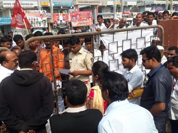 rastaroko of BHAKAP in Pathari,demanding drought relief scheme for taluka | दुष्काळी उपयायोजना सुरु करण्याच्या मागणीसाठी भाकपचा पाथरीत रास्ता रोको rastaroko of BHAKAP in Pathari,demanding drought relief scheme for taluka | दुष्काळी उपयायोजना सुरु करण्याच्या मागणीसाठी भाकपचा पाथरीत रास्ता रोको