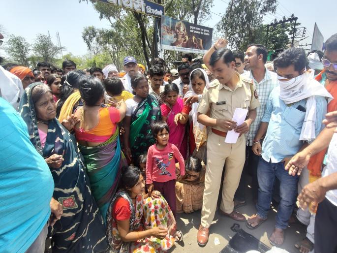 The body was brutally beaten and thrown into a public toilet, the accused were arrested by the police station. | मृतदेह सार्वजनिक स्वच्छतागृहात आढळला, आरोपींच्या अटकेसाठी नातेवाईकांचा ठाण्यात ठिय्या The body was brutally beaten and thrown into a public toilet, the accused were arrested by the police station. | मृतदेह सार्वजनिक स्वच्छतागृहात आढळला, आरोपींच्या अटकेसाठी नातेवाईकांचा ठाण्यात ठिय्या
