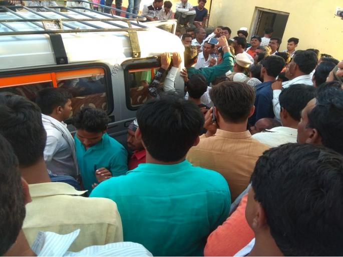 The name disappeared from Satbara; Farmer dying in effort of correction in Pathari | सातबाऱ्यावरून नाव गायब झाले; दुरुस्तीसाठी धडपडणाऱ्या शेतकऱ्याचा तलाठी कार्यालयात मृत्यू The name disappeared from Satbara; Farmer dying in effort of correction in Pathari | सातबाऱ्यावरून नाव गायब झाले; दुरुस्तीसाठी धडपडणाऱ्या शेतकऱ्याचा तलाठी कार्यालयात मृत्यू