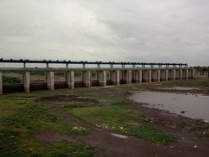 After two months of monsoon, the dams are dry in Pathari | पावसाळ्याच्या दोन महिन्यांनंतरही बंधारे कोरडेठाक