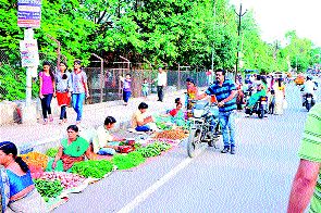 A warning signal to the patrolers | पथारीवाल्यांचा आंदोलनाचा इशारा A warning signal to the patrolers | पथारीवाल्यांचा आंदोलनाचा इशारा