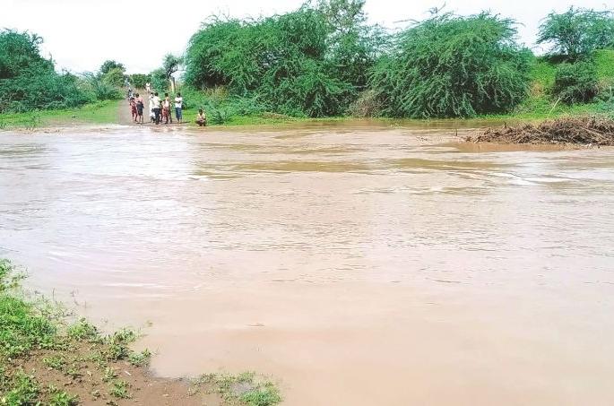 Flood the Pathar river; The villages of Panori and Danori lost contact | पठार नदीला पूर; पनोरी, दनोरी गावांचा संपर्क तुटला Flood the Pathar river; The villages of Panori and Danori lost contact | पठार नदीला पूर; पनोरी, दनोरी गावांचा संपर्क तुटला