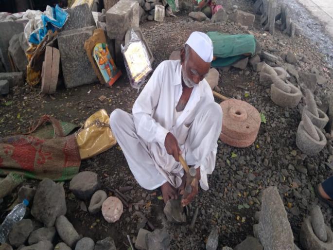 The story goes on destruction of the Patharawat caste | कहाणी पाथरवट समाजाची....लुप्त होत चाललेल्या पाटा- वरवंट्याची ! The story goes on destruction of the Patharawat caste | कहाणी पाथरवट समाजाची....लुप्त होत चाललेल्या पाटा- वरवंट्याची !