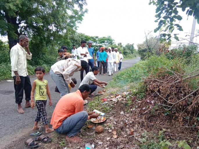 Thousands of devotees prostrate at the feet of Sohamnath Worship of Varula on the occasion of Nagpanchami | सोहमनाथाच्या चरणी हजारो भाविक नतमस्तक; नागपंचमीनिमित्त वारुळाचे  पूजन