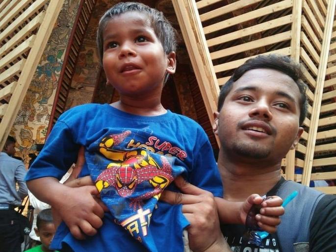 This Zomato delivery guy feeds hungry children with cancelled orders | झोमॅटोचा डिलिव्हरी बॉय त्यांच्यासाठी अन्नदाता; कॅन्सल झालेल्या ऑर्डर्सचं भुकेल्या मुलांमध्ये वाटप This Zomato delivery guy feeds hungry children with cancelled orders | झोमॅटोचा डिलिव्हरी बॉय त्यांच्यासाठी अन्नदाता; कॅन्सल झालेल्या ऑर्डर्सचं भुकेल्या मुलांमध्ये वाटप