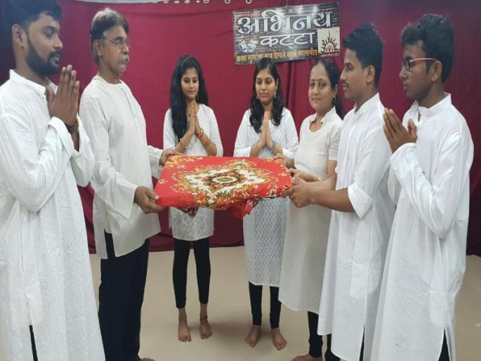 Awareness of Bappa's immersion on this acting track in Thane | ठाण्यातील अभिनय कट्ट्यावर बाप्पाचे विसर्जन या पथनाट्याच्या माध्यमातून जनजागृती Awareness of Bappa's immersion on this acting track in Thane | ठाण्यातील अभिनय कट्ट्यावर बाप्पाचे विसर्जन या पथनाट्याच्या माध्यमातून जनजागृती