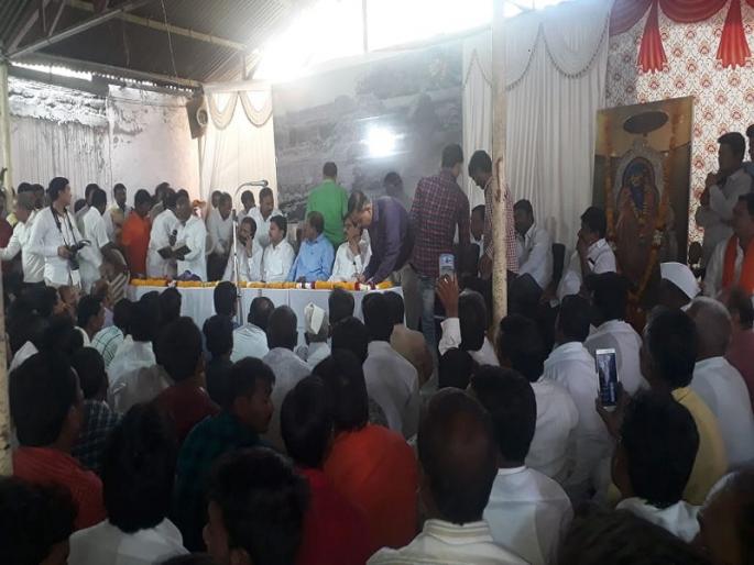 Sai Janmabhoomi controversy: Leaders' meeting held at village Pathari on the occasion of Sai Mahaarati | साई जन्मभूमी वाद : महाआरतीच्या निमित्ताने पाथरीच्या ग्रामसभेत महाआघाडीच्या नेत्यांची बैठक Sai Janmabhoomi controversy: Leaders' meeting held at village Pathari on the occasion of Sai Mahaarati | साई जन्मभूमी वाद : महाआरतीच्या निमित्ताने पाथरीच्या ग्रामसभेत महाआघाडीच्या नेत्यांची बैठक